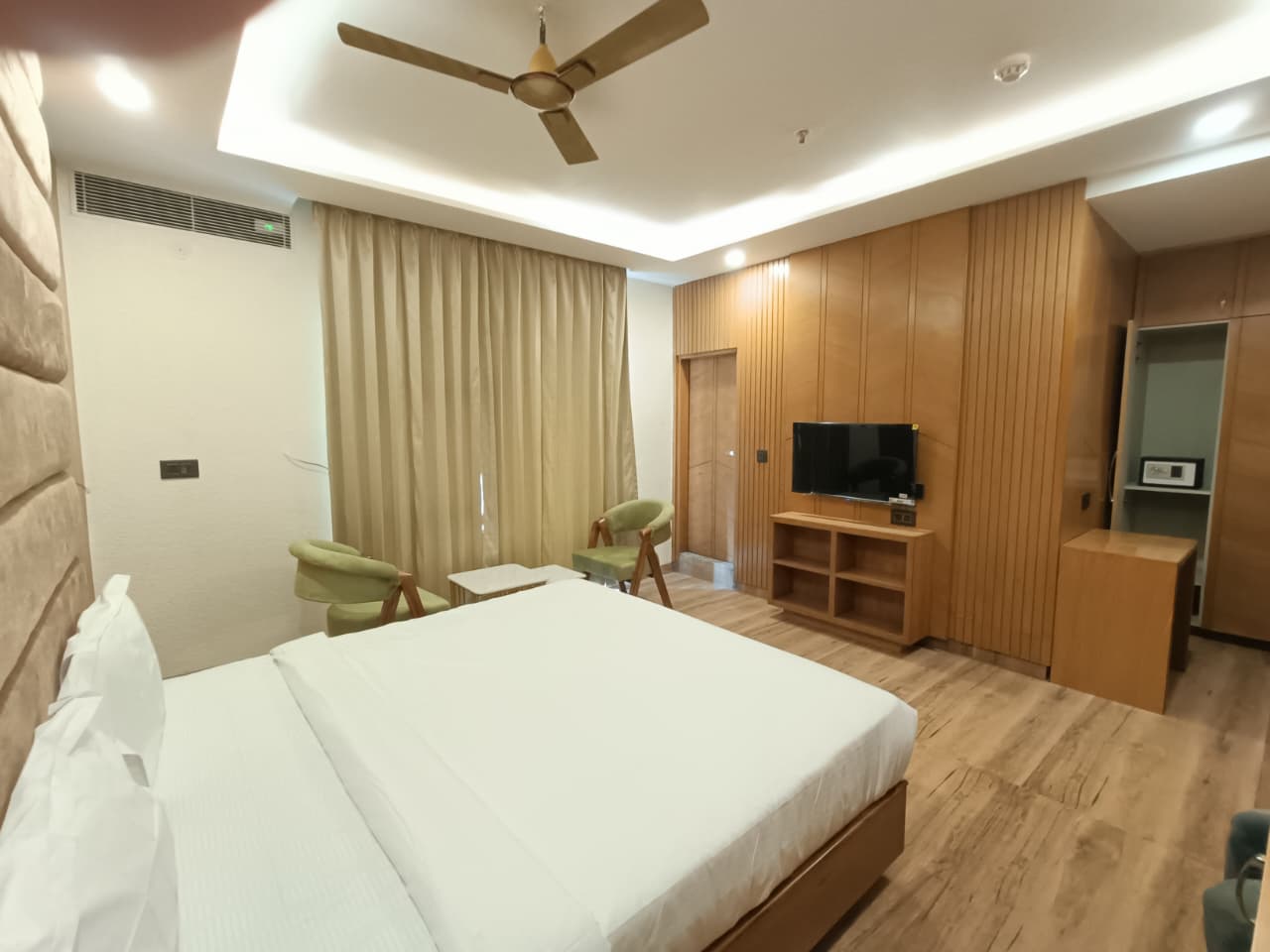 Super Deluxe Room, wider angle